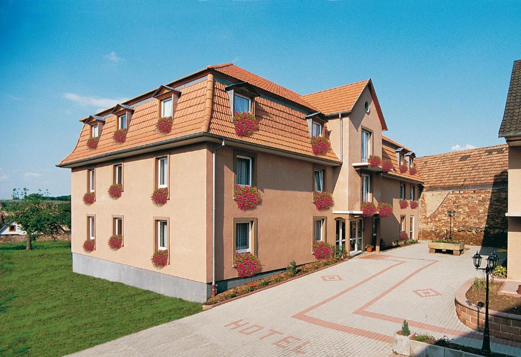 Logis Hotel Restaurant Hostellerie De L'Etoile Wasselonne Exteriör bild