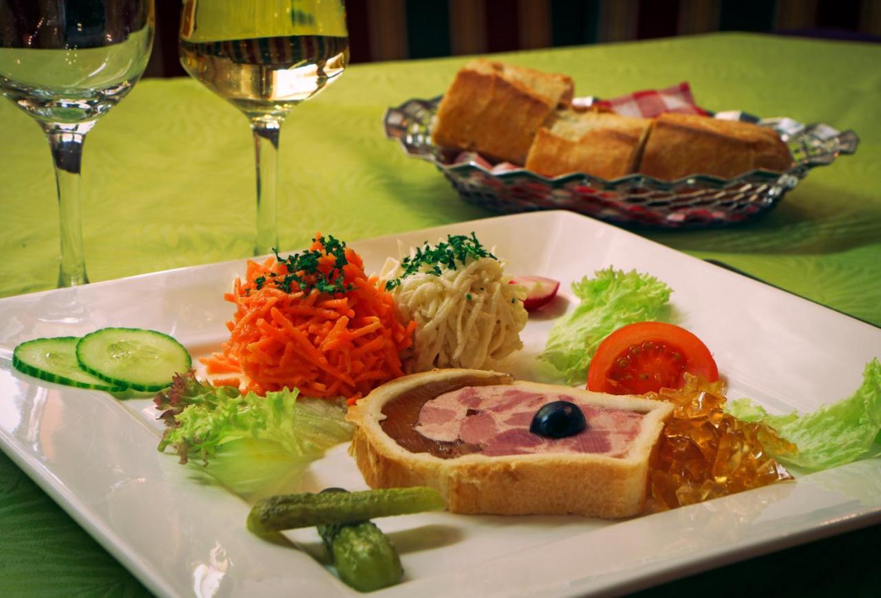 Logis Hotel Restaurant Hostellerie De L'Etoile Wasselonne Exteriör bild